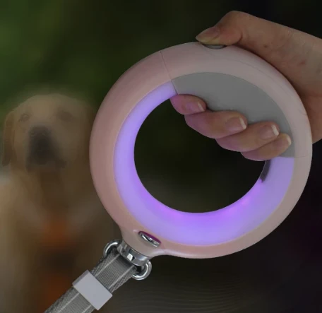 Doggy Village LUMINOUS Pavadėlis - Tvirtas 3 viename pavadėlis su LED žibintuvėliu, spalvotu rankenos apšvietimu ir higieninio maišelio dozatoriumi vidutiniams ir dideliems šunims, pilkas