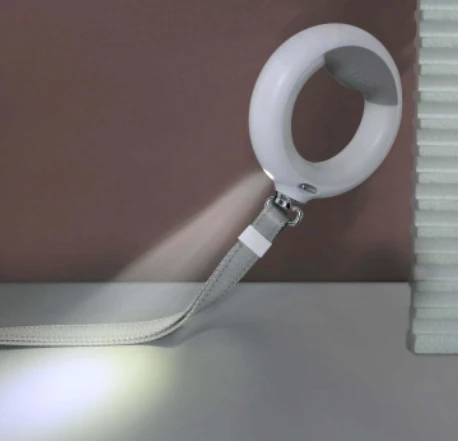 Doggy Village LUMINOUS Pavadėlis - Tvirtas 3 viename pavadėlis su LED žibintuvėliu, spalvotu rankenos apšvietimu ir higieninio maišelio dozatoriumi vidutiniams ir dideliems šunims, pilkas