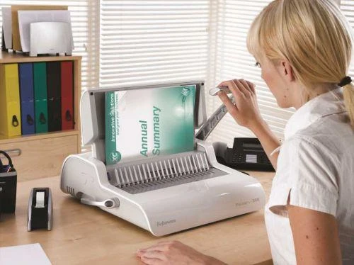 Fellowes Pulsar+ 300 įrišimo aparatas darbo eigoje