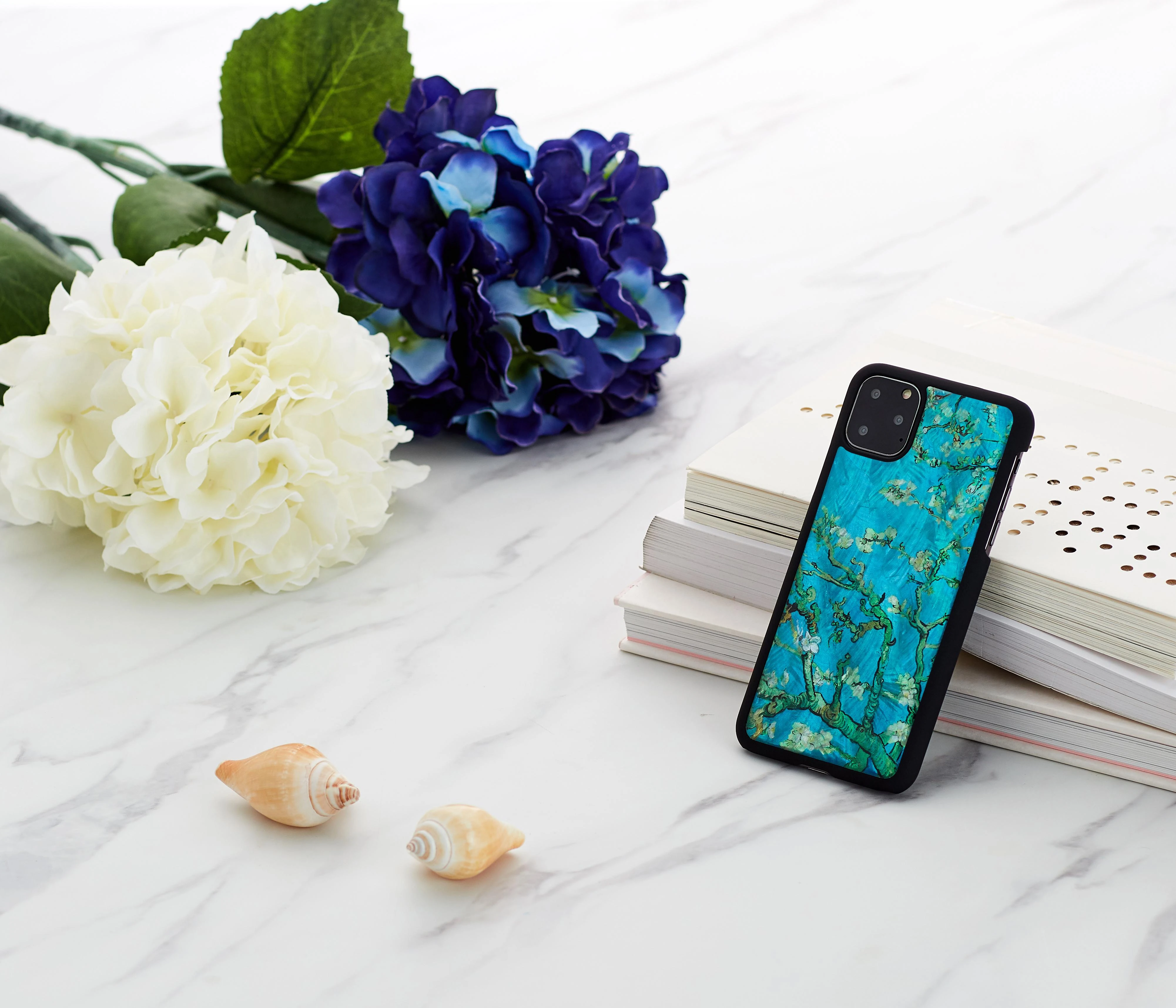 Ikins Telefono dėklas iPhone 11 Pro Max, juodas su migdolo žiedų raštu
