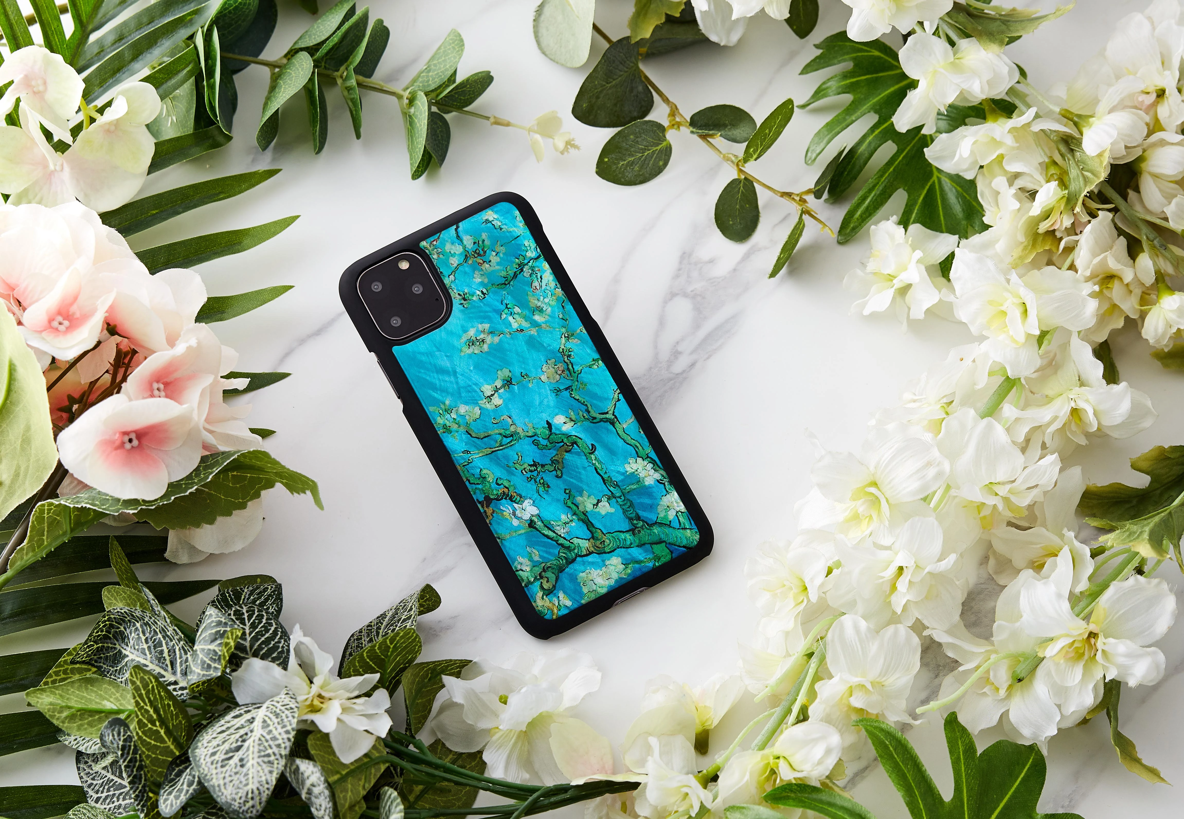Ikins Telefono dėklas iPhone 11 Pro Max, juodas su migdolo žiedų raštu