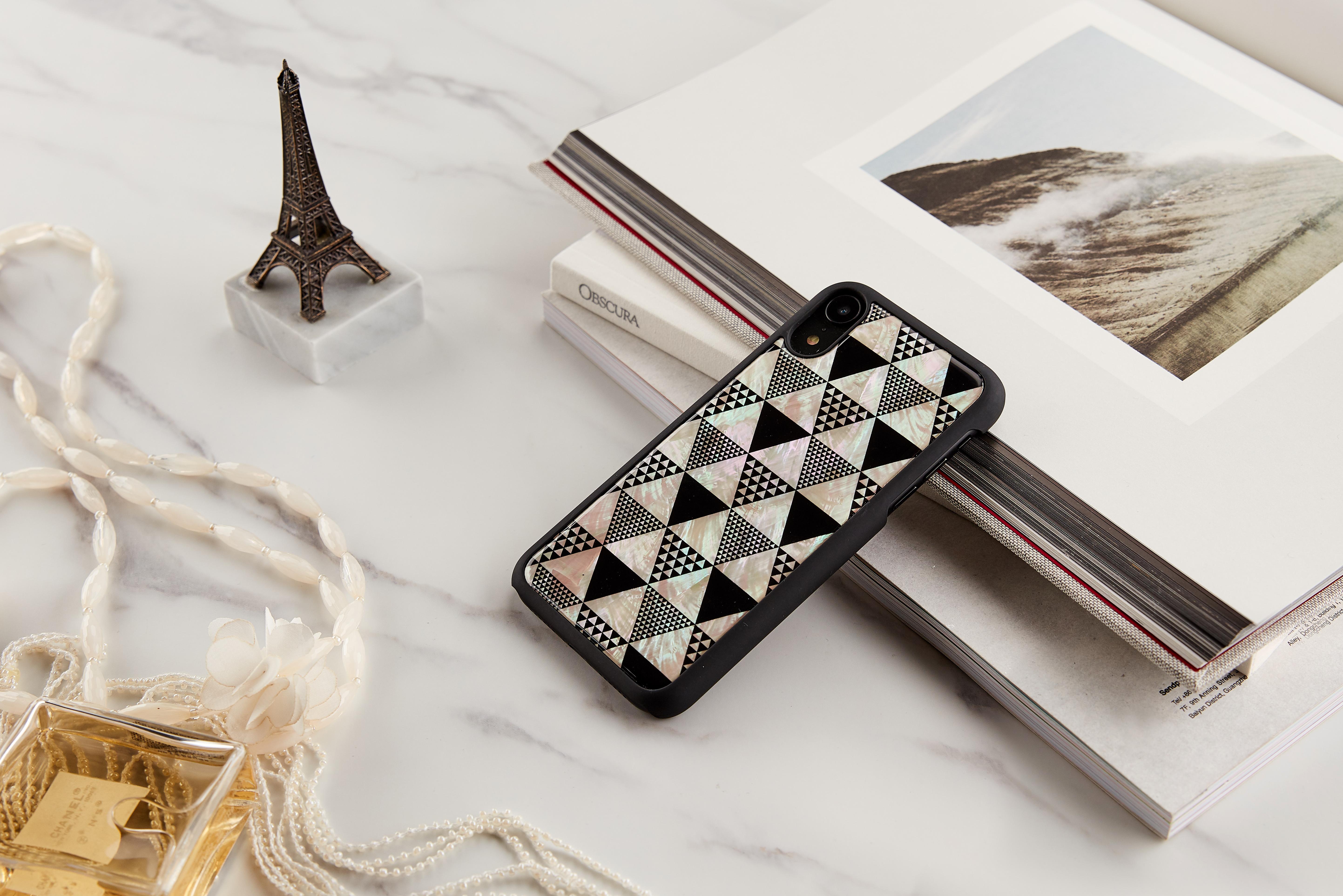 Ikins Juodas telefono dėklas iPhone XR su „Pyramid“ raštu