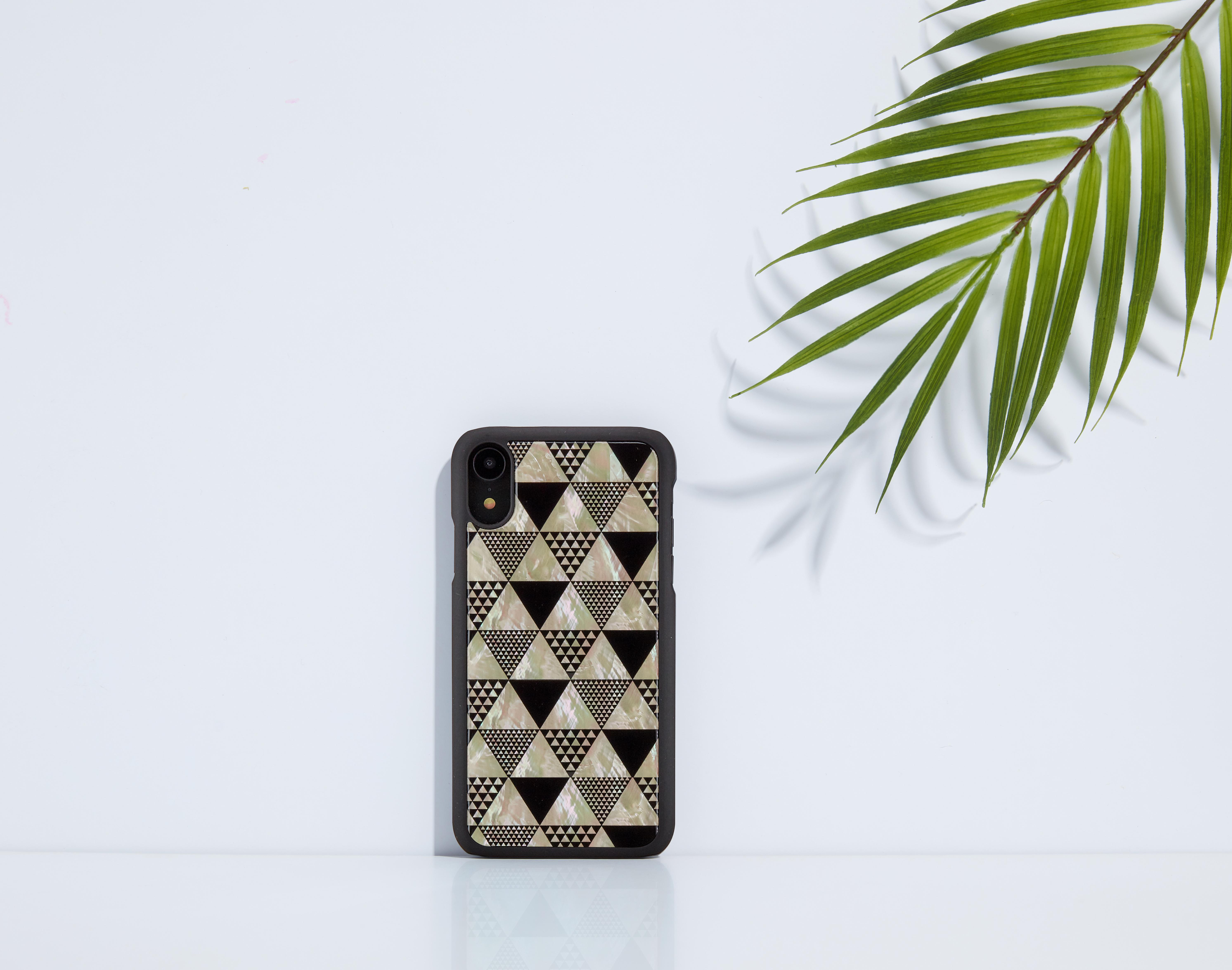 Ikins Juodas telefono dėklas iPhone XR su „Pyramid“ raštu