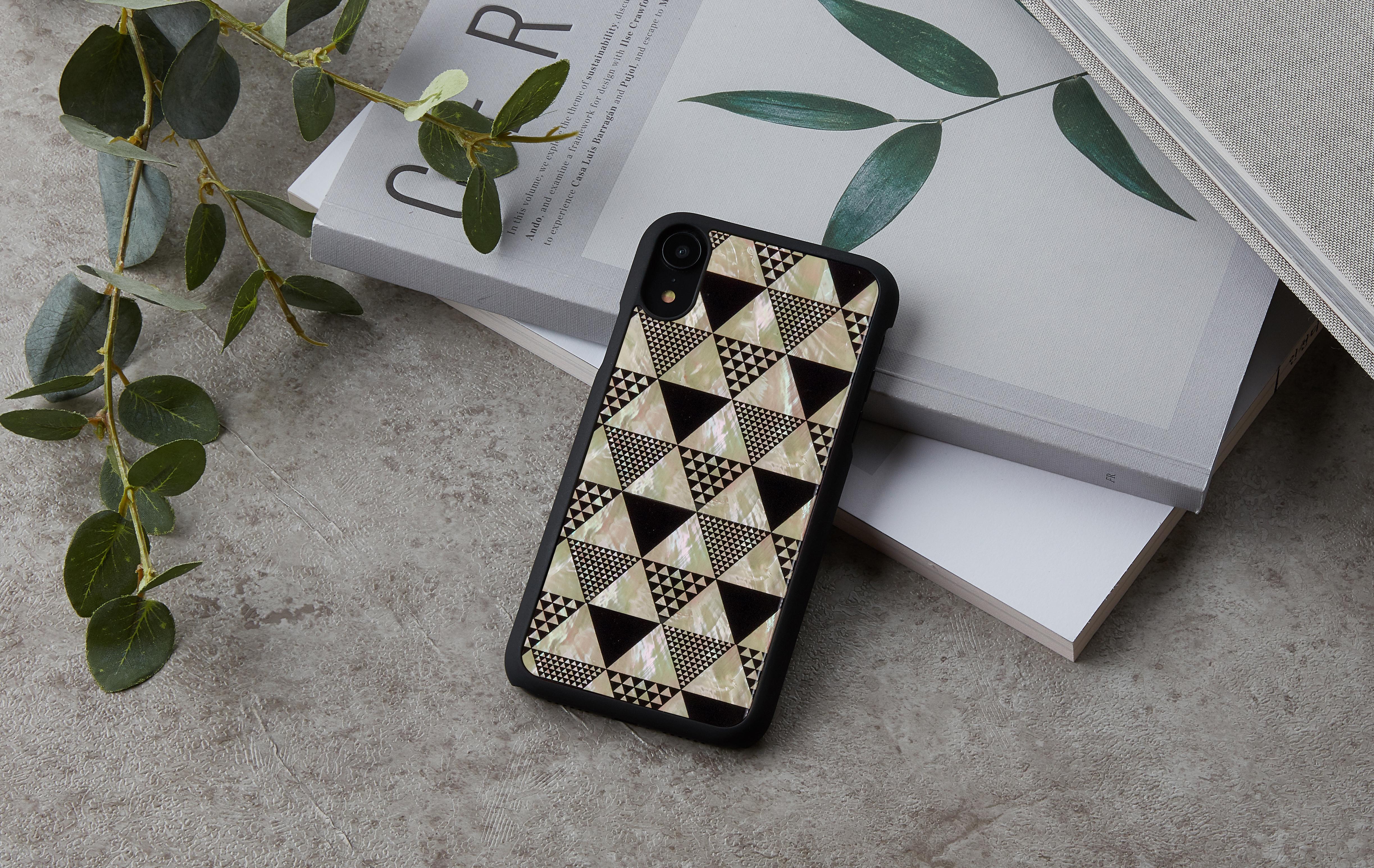 Ikins Juodas telefono dėklas iPhone XR su „Pyramid“ raštu
