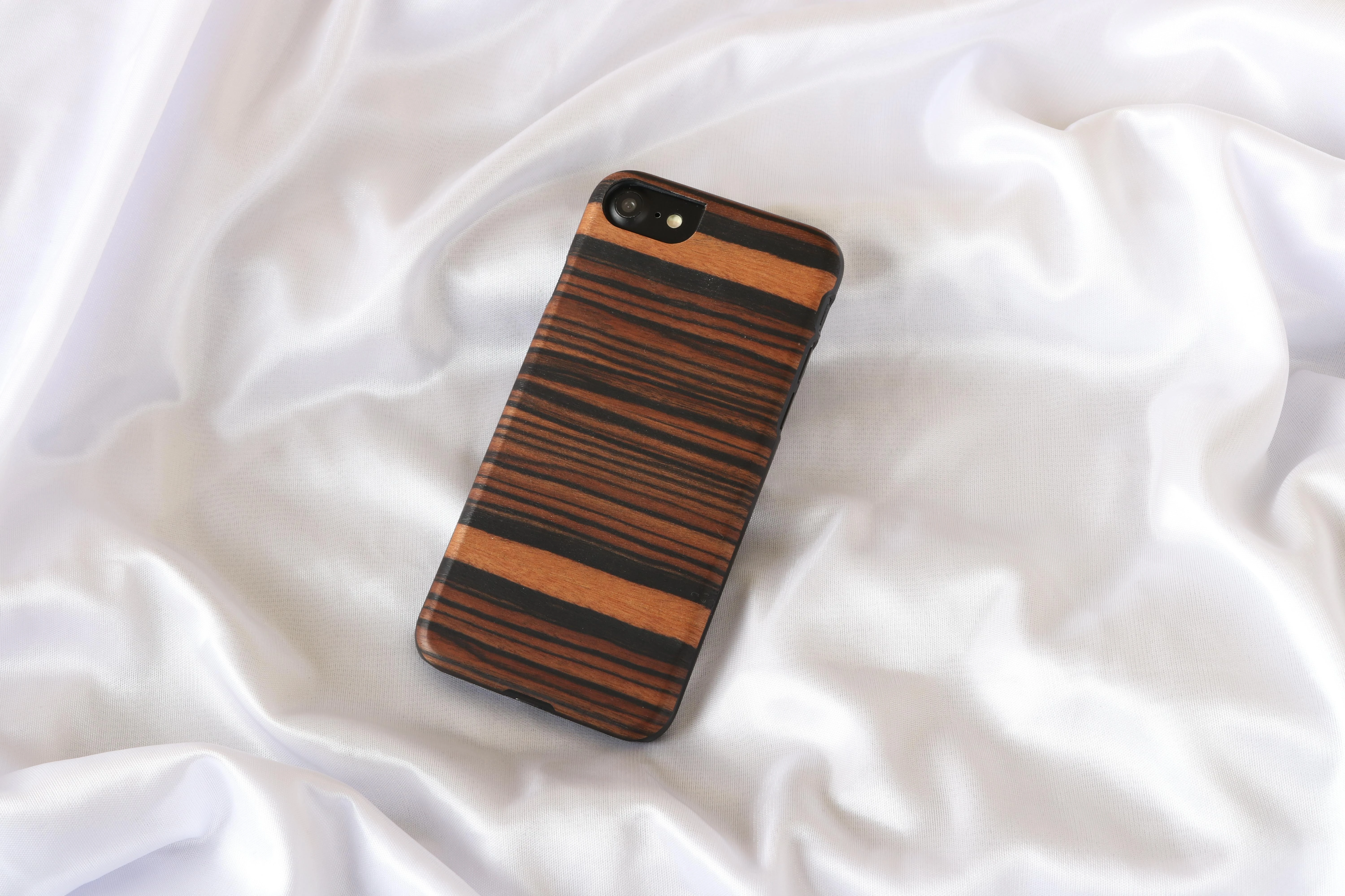 MAN Juodas telefono dėklas, suderinamas su iPhone 7, 8 ir SE (2020)