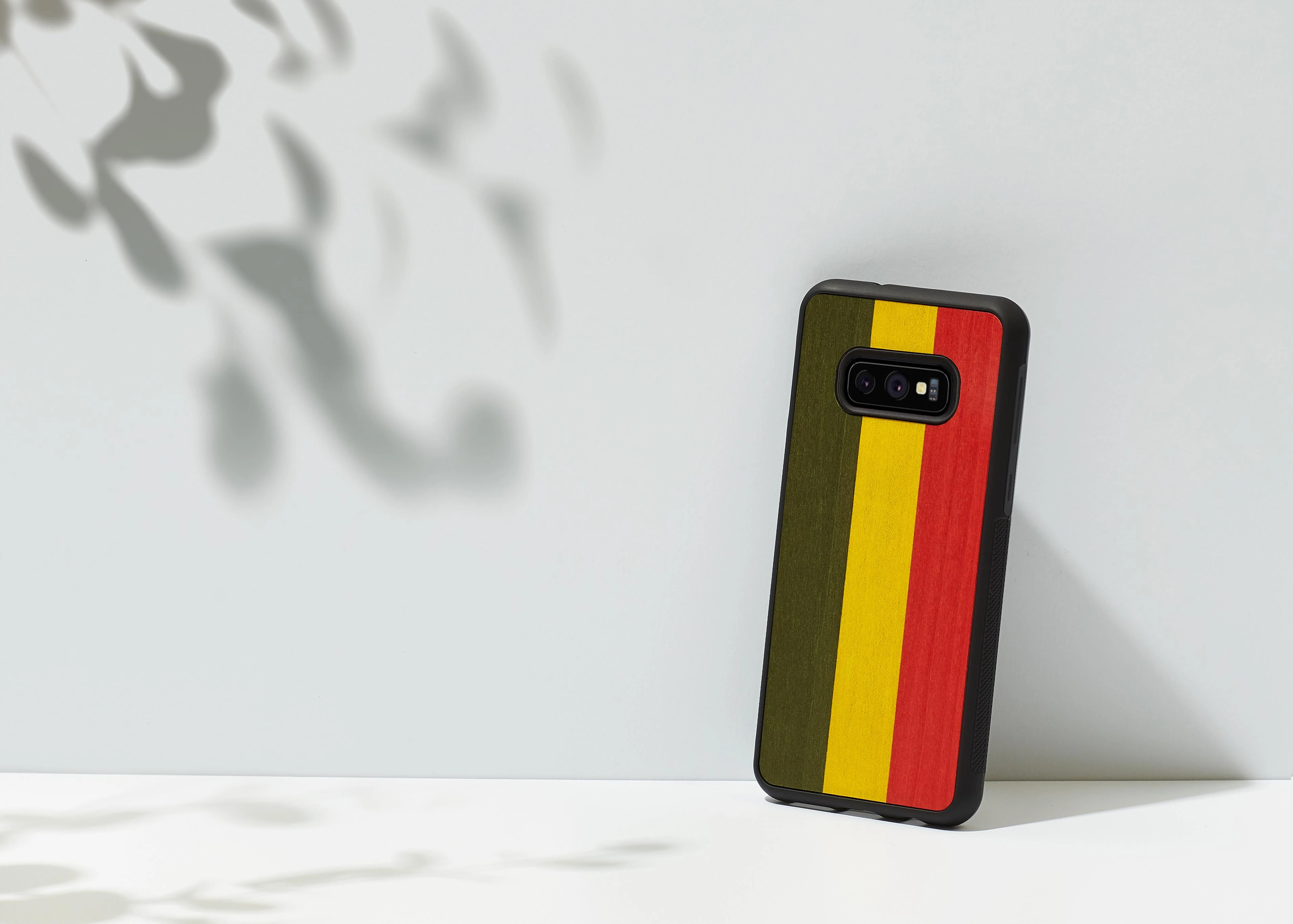 Dėklas MAN&WOOD SmartPhone case Galaxy S10e reggae juodas