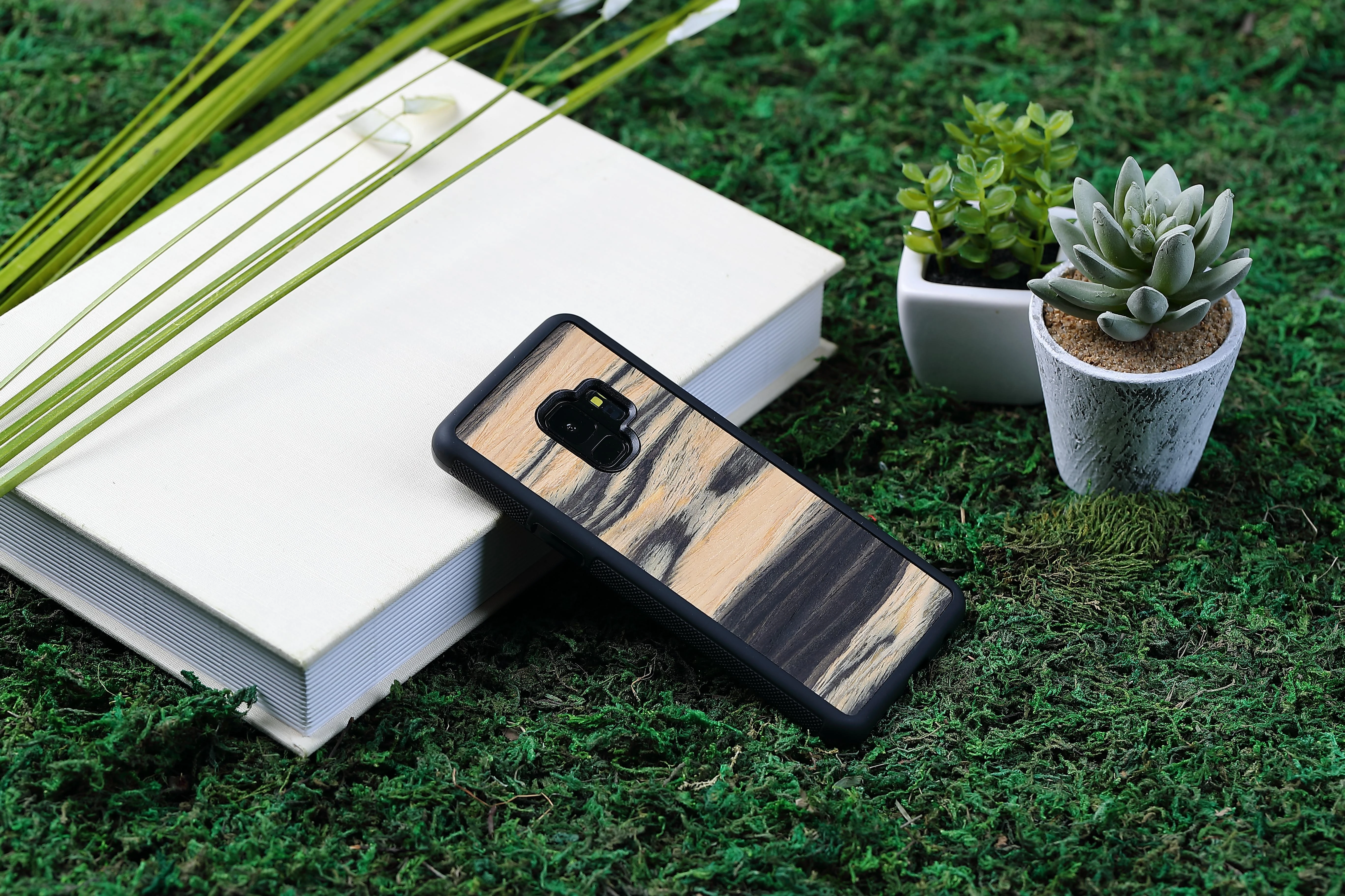 Dėklas MAN&WOOD SmartPhone case Galaxy S9 baltas ebony juodas