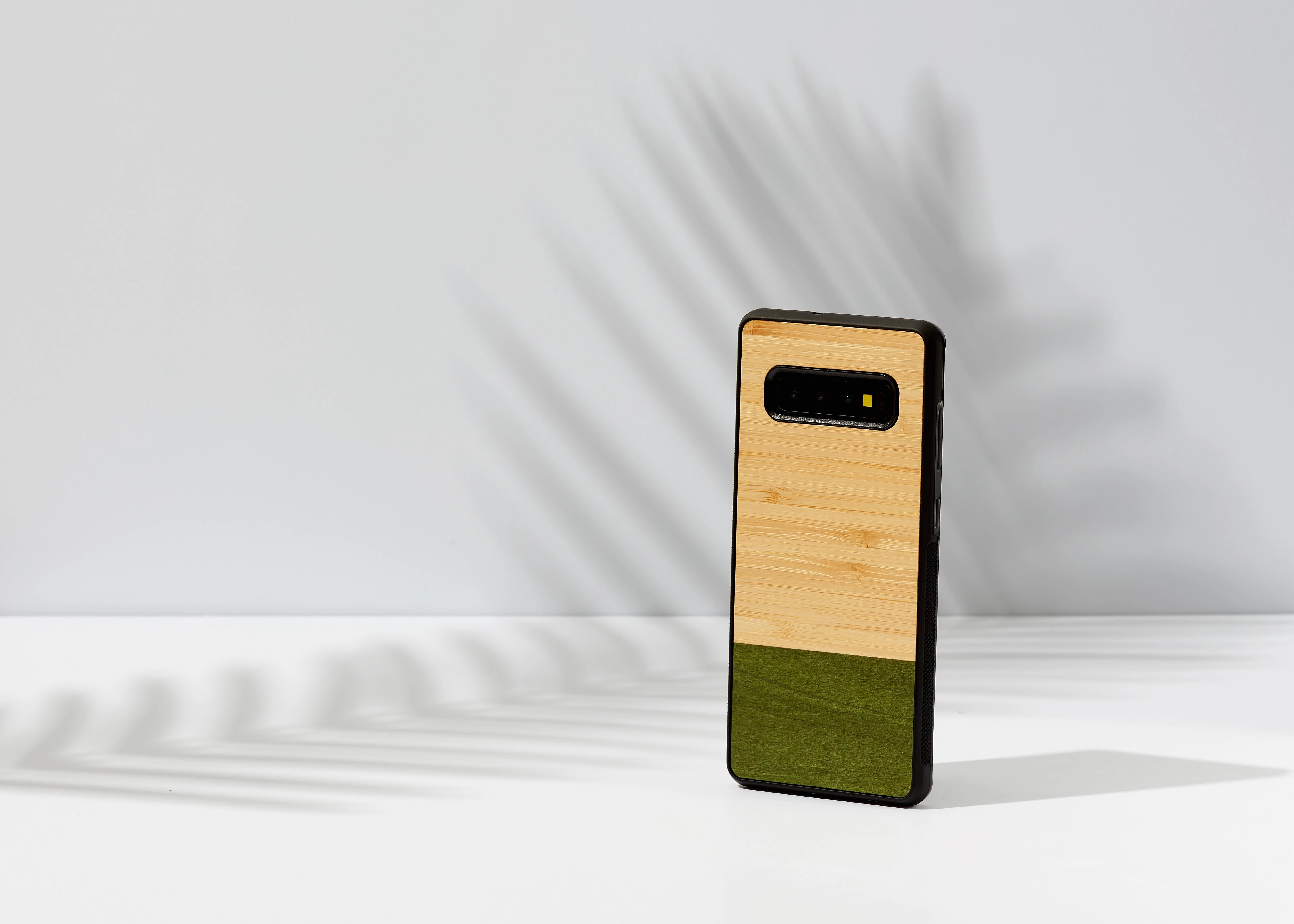 MAN&WOOD SmartPhone dėklas Galaxy S10 Plus bamboo skirtasest juodos spalvos