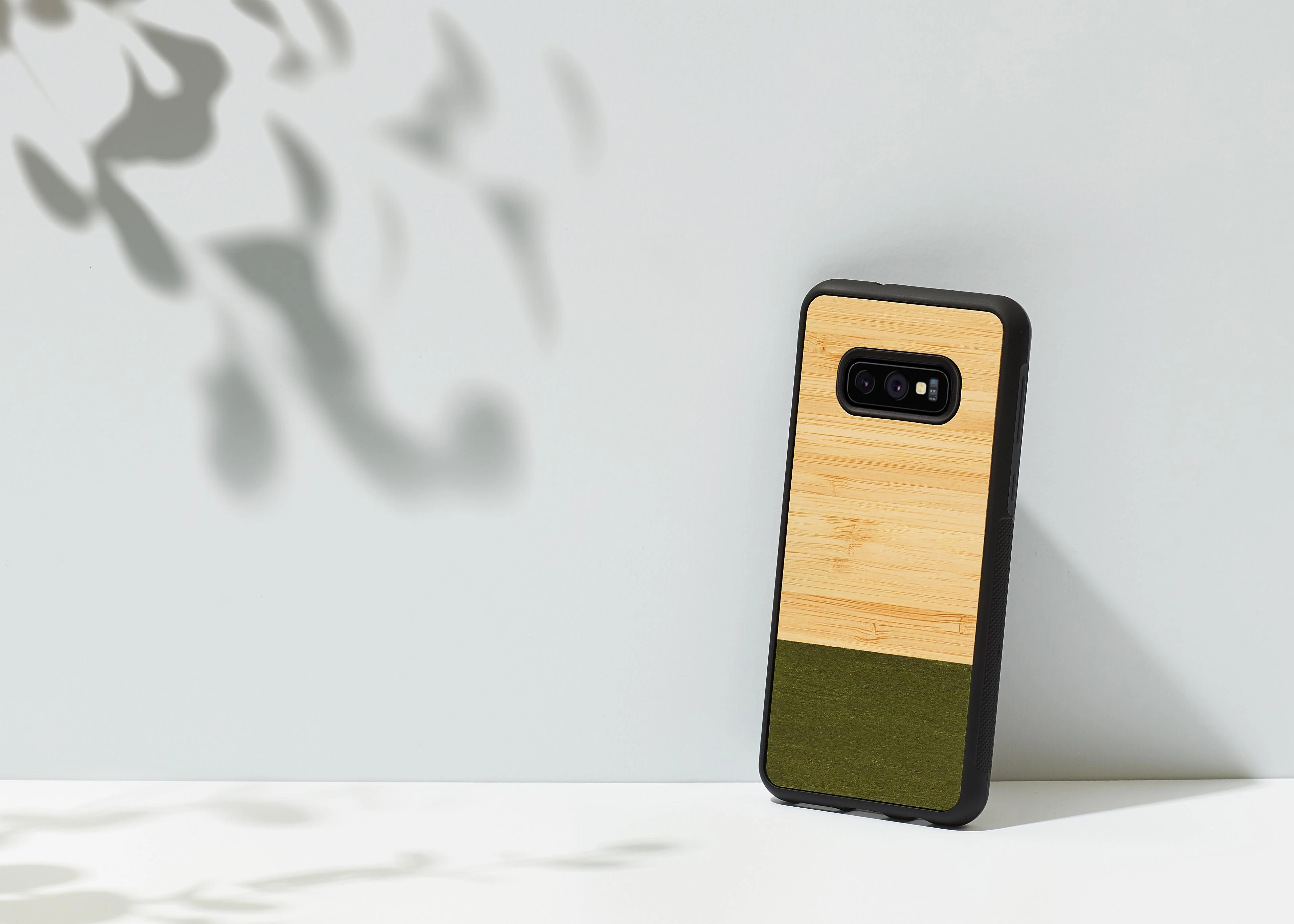 MAN&WOOD SmartPhone dėklas Galaxy S10e bamboo skirtasest juodos spalvos