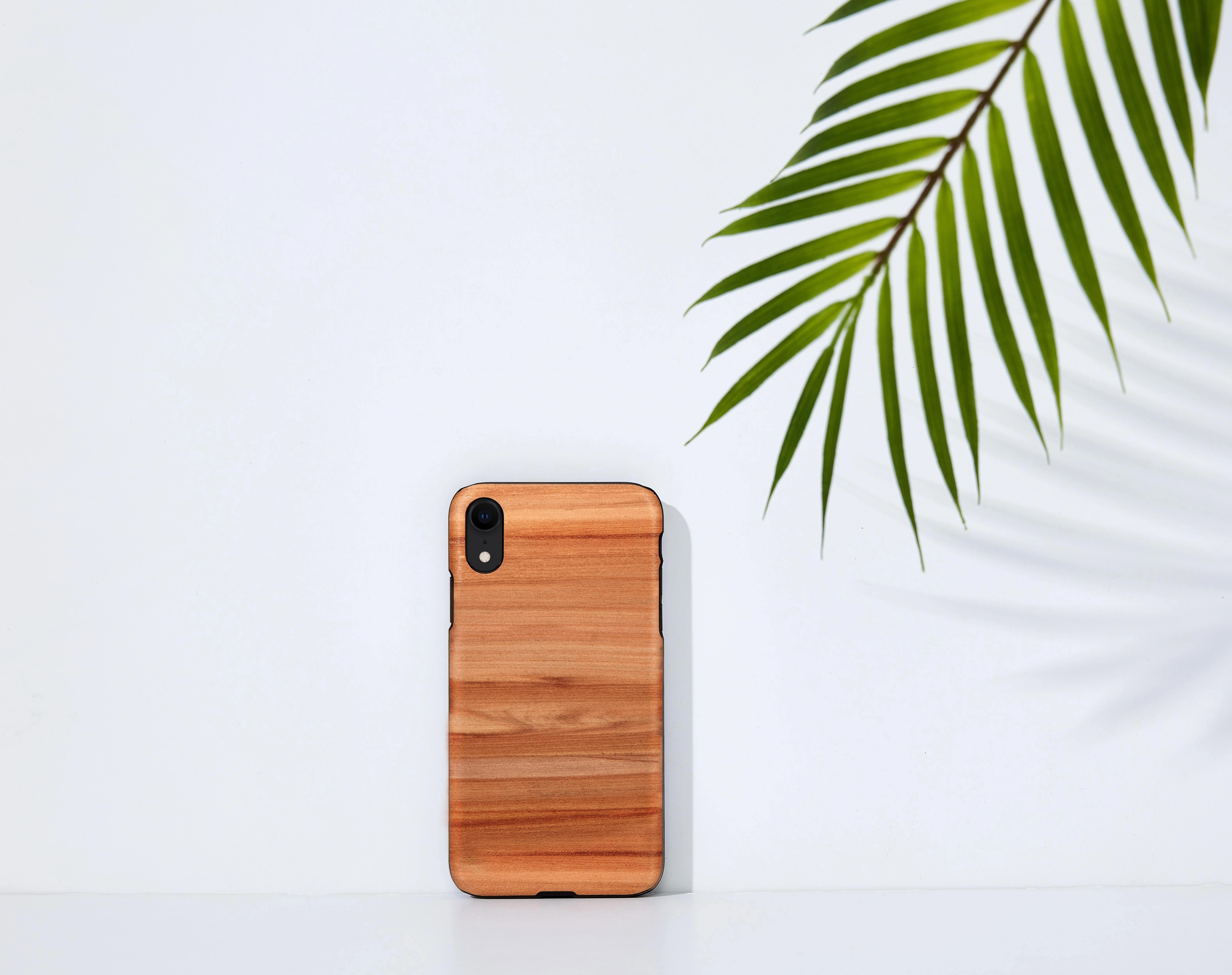 Telefono dėklas MAN&WOOD iPhone XR, cappuccino juodas