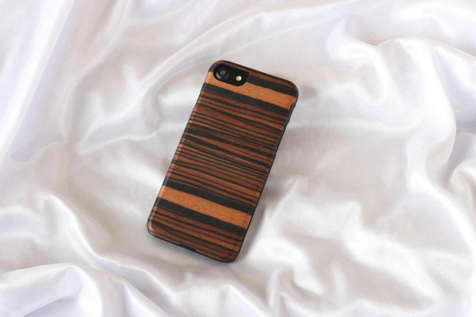MAN Juodas telefono dėklas, suderinamas su iPhone 7, 8 ir SE (2020)