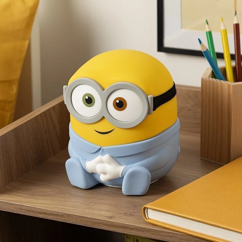 Paladone „Minions“ „SquishyGlo“ silikoninė šviečianti lempa (įkraunama) Bobas | 15 cm