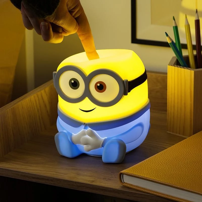Paladone „Minions“ „SquishyGlo“ silikoninė šviečianti lempa (įkraunama) Bobas | 15 cm