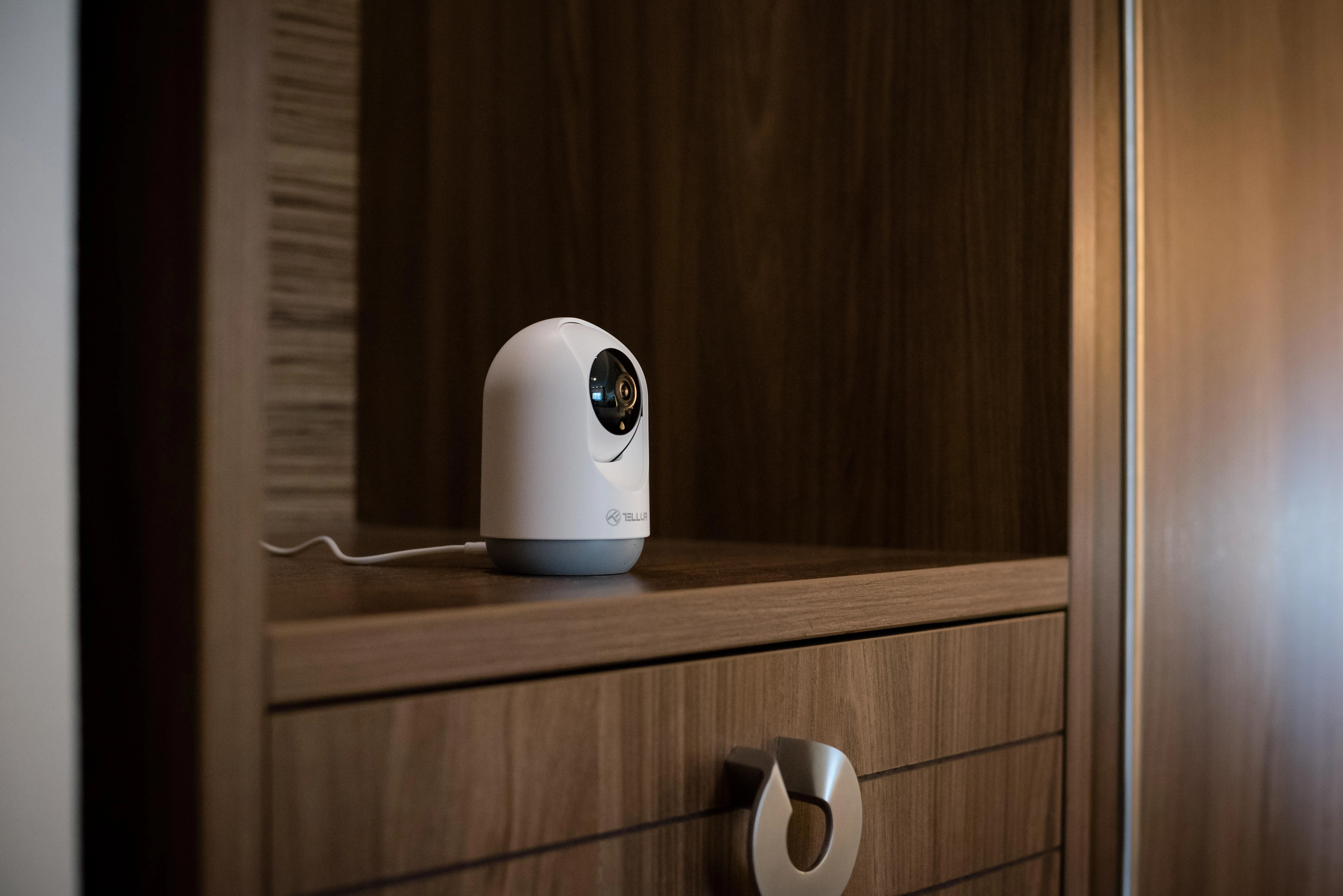 „Tellur“ išmanioji „WiFi“ vidaus kamera, su horizontalia ir vertikalia jungtimi, 3 MP, „UltraHD“, automatinis sekimas, PTZ, „Baltas“