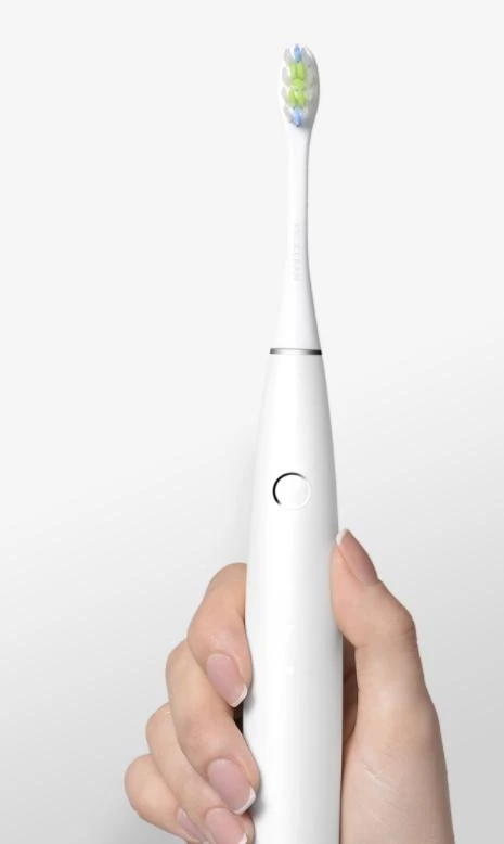 Xiaomi Oclean One – balto korpuso elektrinis sepetelis rankoje