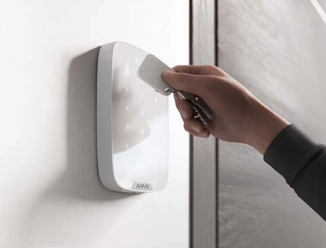 Ajax RFID pakabukas priglaustas prie KeyPad klaviatūros