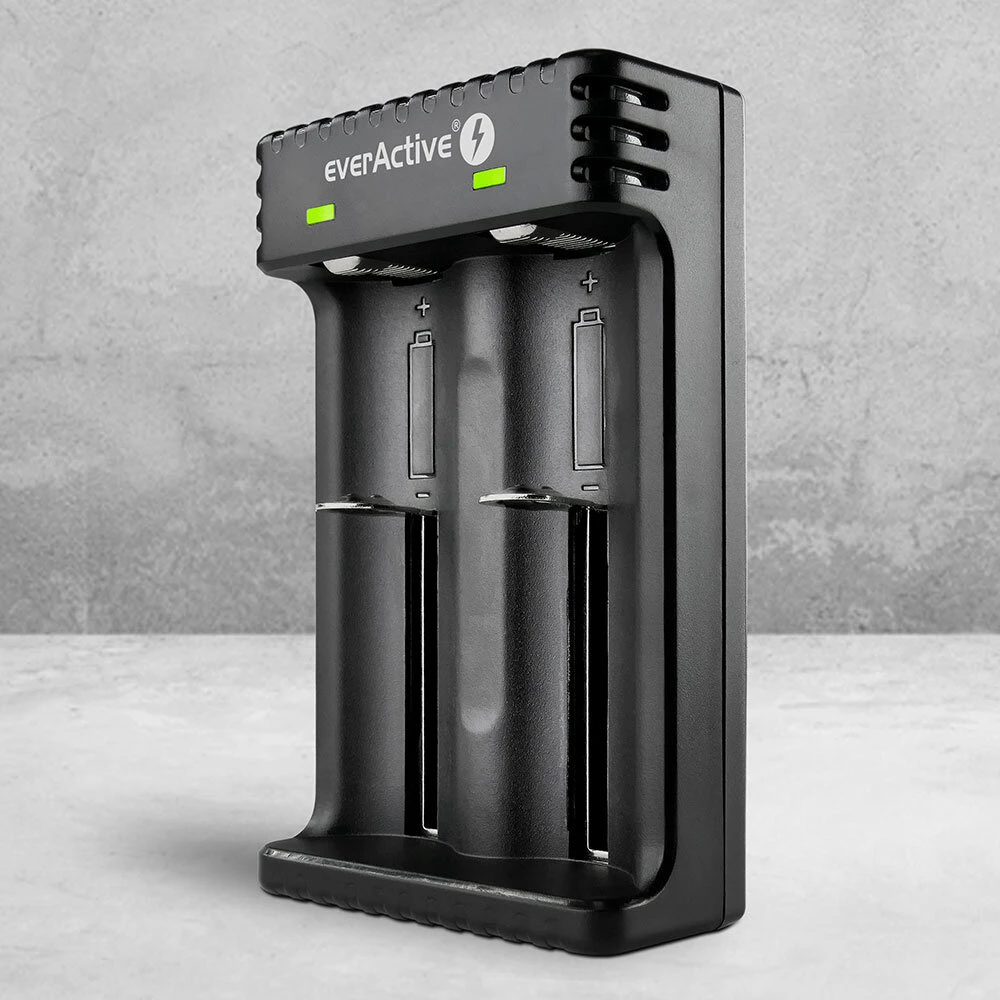 Baterijų Įkroviklis - everActive LC-200 Mikroprocesorinis Valdymas Li-ion Cilindrinėms Baterijoms Juodas