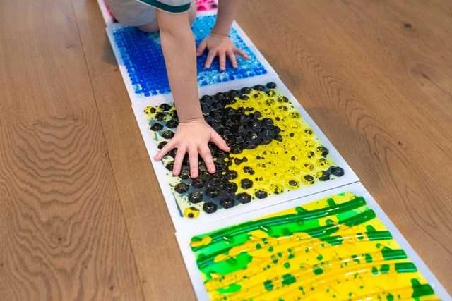 AM Tullo TULLO 700 Sensorinis kelias - sensorinės plokštelės su tekstūruotu skysčiu 6 vnt.