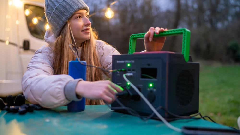 „Apc Schneider OffGrid“ nešiojama elektrinė 730, 738 Wh ličio jonų, LCD, 2 CEE 7/3 „Schuko“ lizdai, „Sinewave“, 3 USB-A, 2 USB-C, belaidis įkroviklis