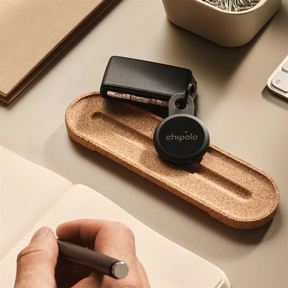 „Chipolo LOOP“ – įkraunamas „Bluetooth“ sekiklis su silikonine kilpa, skirtas „iOS“ ir „Android“, anglies spalvos