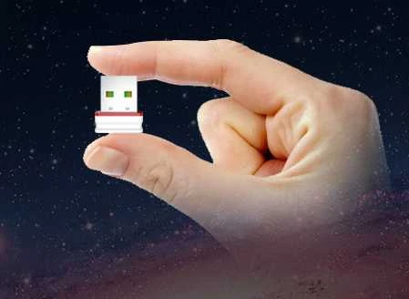 Comfast mini WiFi adapteris pirštuose