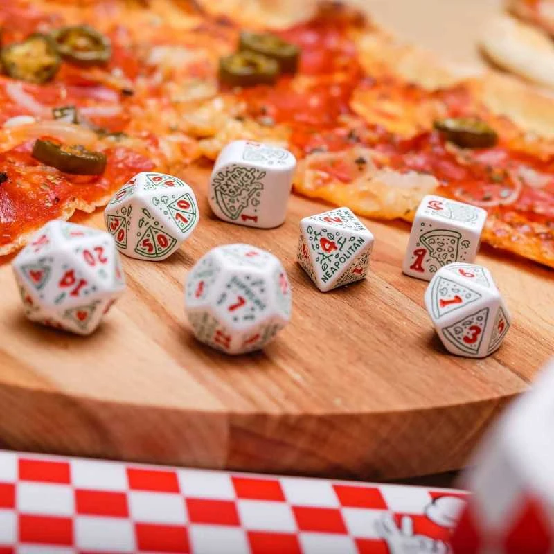 Žaidimų Kauliukų Rinkinys - Q WORKSHOP Pica Pepperoni 7 Kauliukai D4-D100 Balti