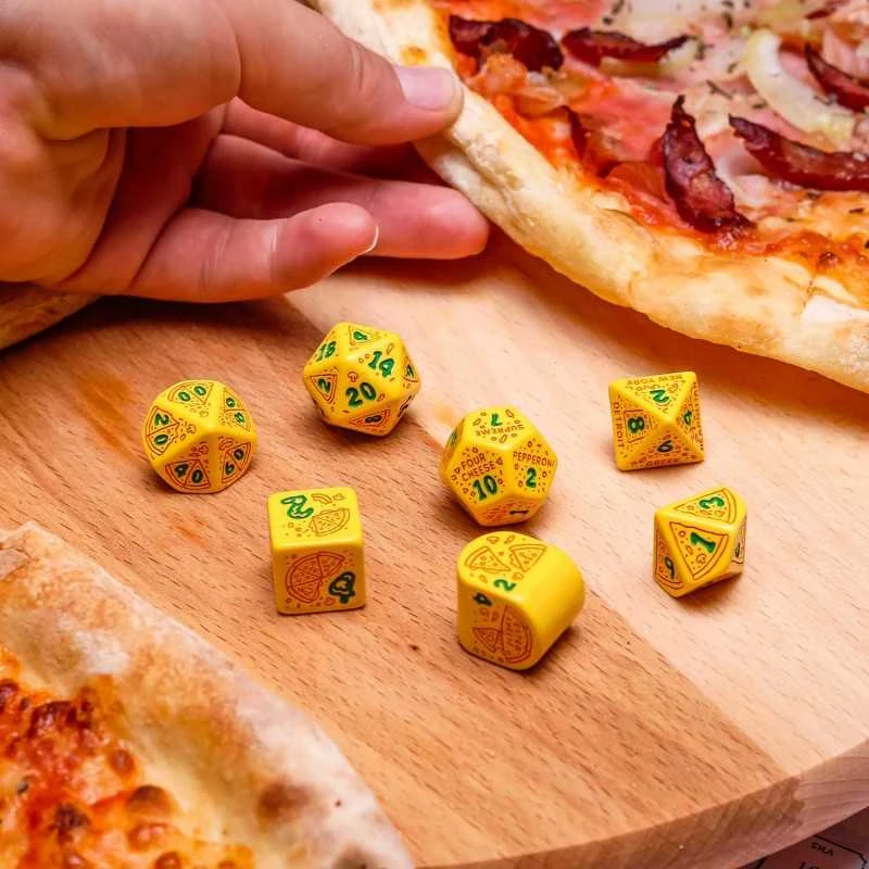 Žaidimų Kauliukų Rinkinys - Q WORKSHOP Pizza Margherita RPG 7 Kauliukai Plastikiniai Geltoni Žali Raudoni