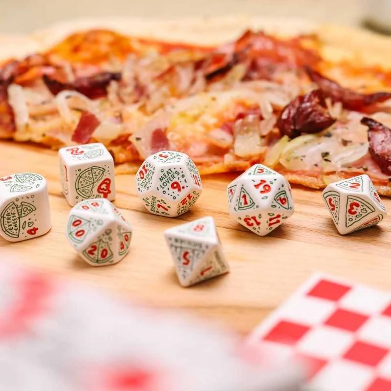 Žaidimų Kauliukų Rinkinys - Q WORKSHOP Pica Pepperoni 7 Kauliukai D4-D100 Balti