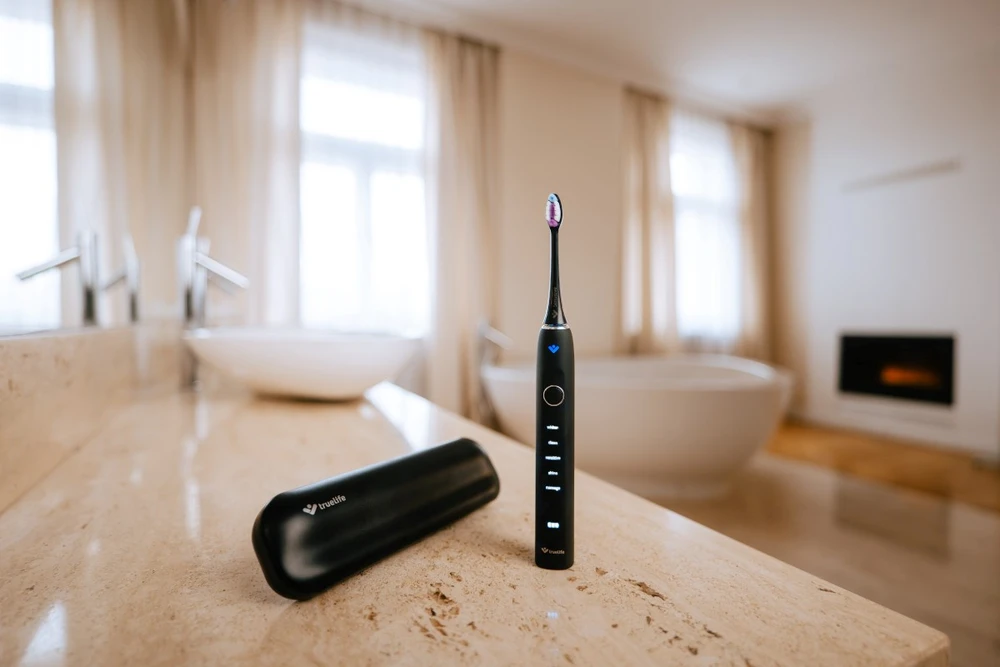 TrueLife SonicBrush Clean70 UV Sonic Dantų šepetėlis, Juodas