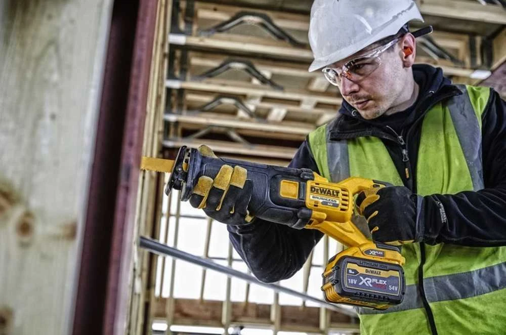 DEWALT.tiesinis pjūklas 54V FV DCS389NT