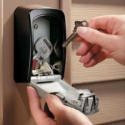 KeyGuard raktų seifas su atidarytu dangteliu