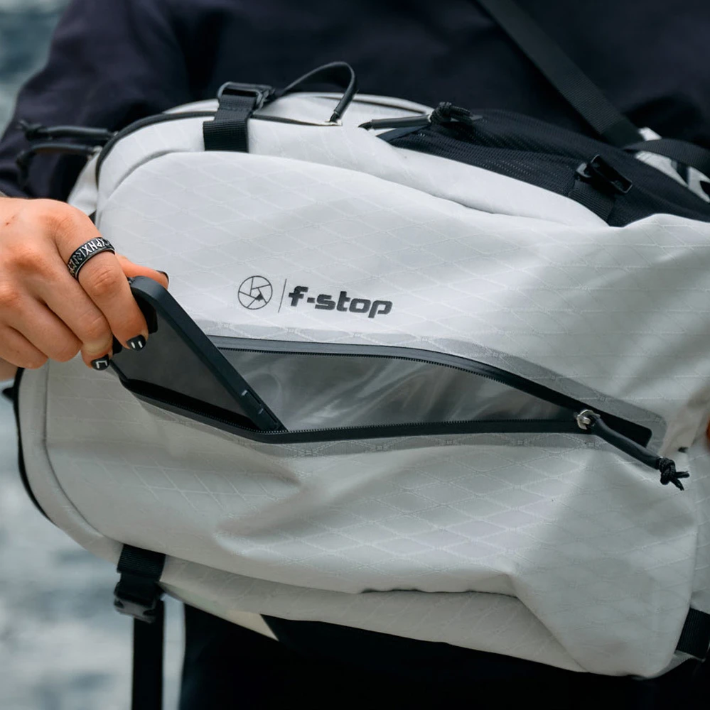 Fotoaparato kuprinė - F-STOP Guru 4 AIR 24L moteriška nugaros dalis antracito spalvos