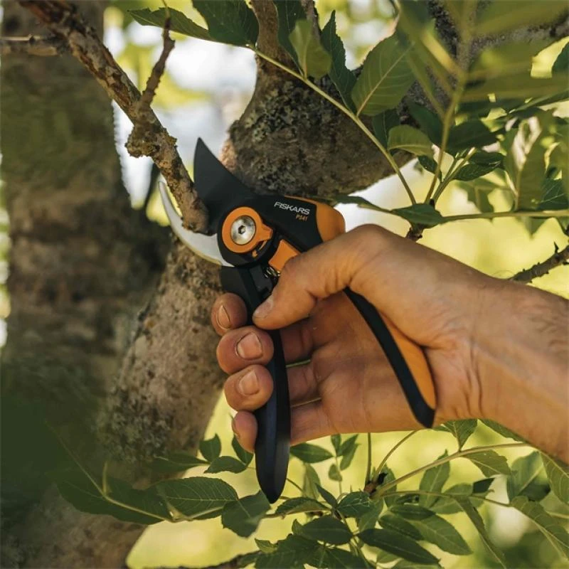 Fiskars Plus SmartFit sekatorius prasilenkiančiais ašmenimis (P541) 1057169