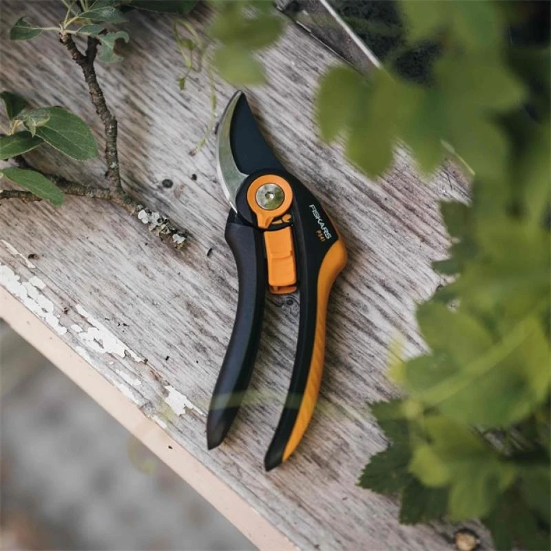 Fiskars Plus SmartFit sekatorius prasilenkiančiais ašmenimis (P541) 1057169
