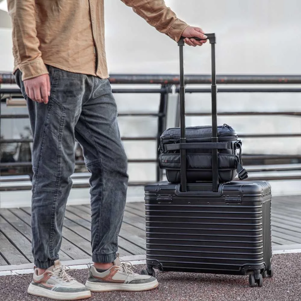 Kameros krepšys - PGYTECH OneMo Sling 11L, universalus dizainas, patogus peties paminkštinimas, erdvės juoda