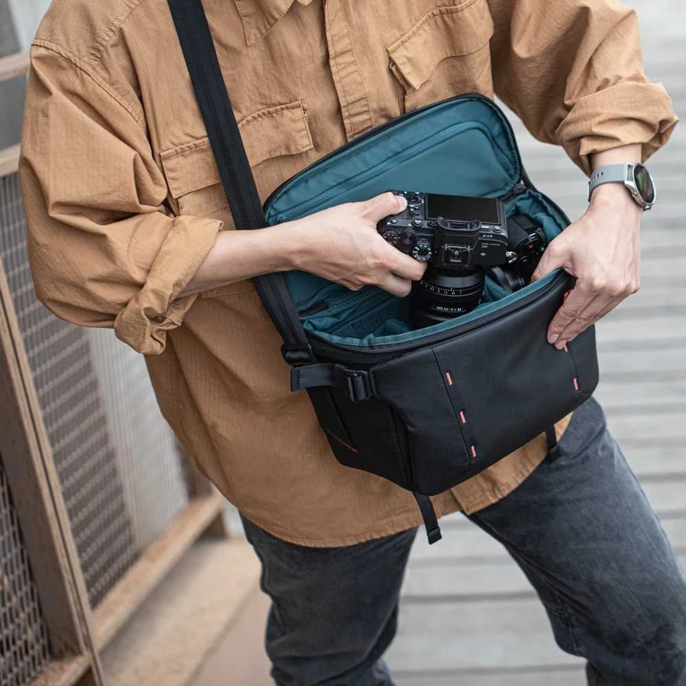 Kameros krepšys - PGYTECH OneMo Sling 11L, universalus dizainas, patogus peties paminkštinimas, erdvės juoda
