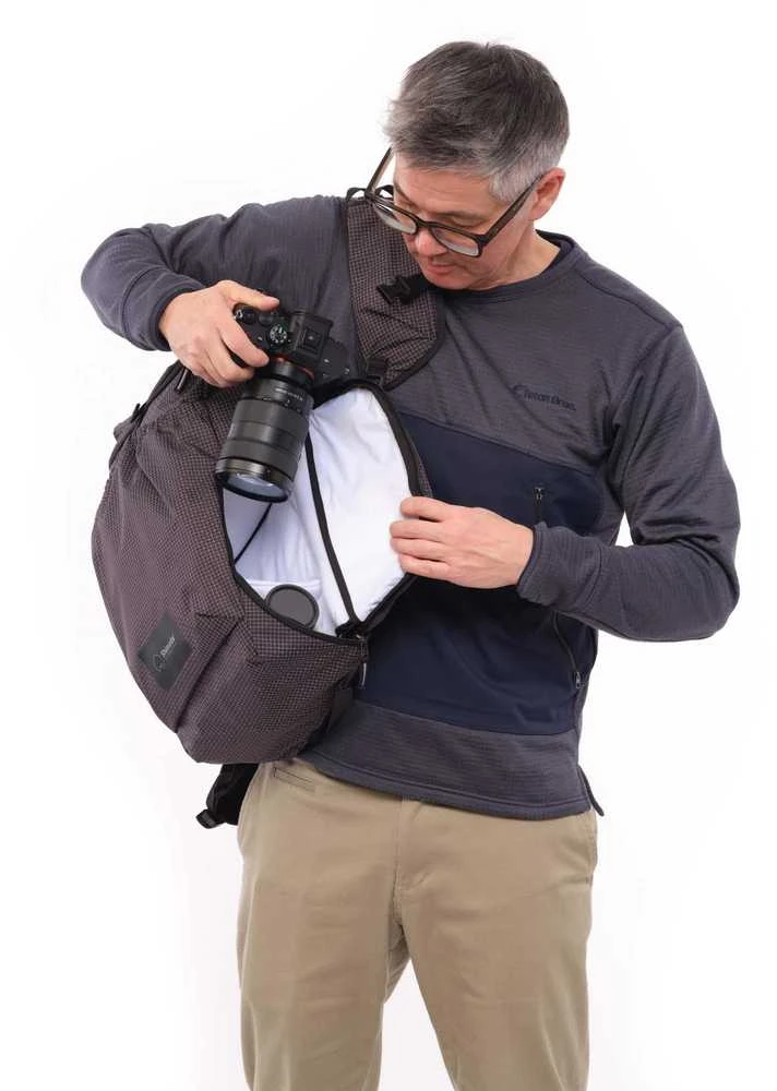 Kameros kuprinė - Shimoda Side Lite 22 kuprinė (Shimoda, 22L, pritaikomi skyriai, juoda)