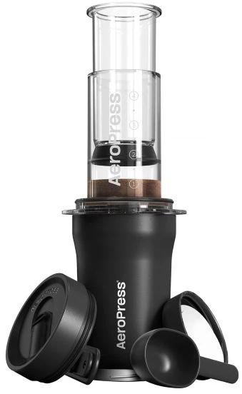 Go Plus su juodu AeroPress terminiu puodeliu