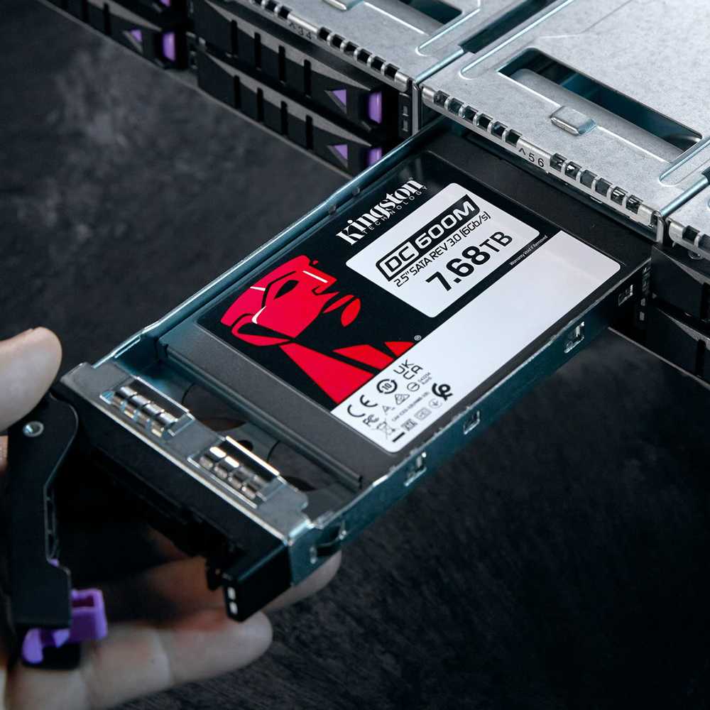KINGSTON 7,68 TB DC600M 2,5 colio SATA3 mišraus naudojimo duomenų centro SSD, skirtas įmonių serveriams ir NAS (palaikomas „VMWare“)