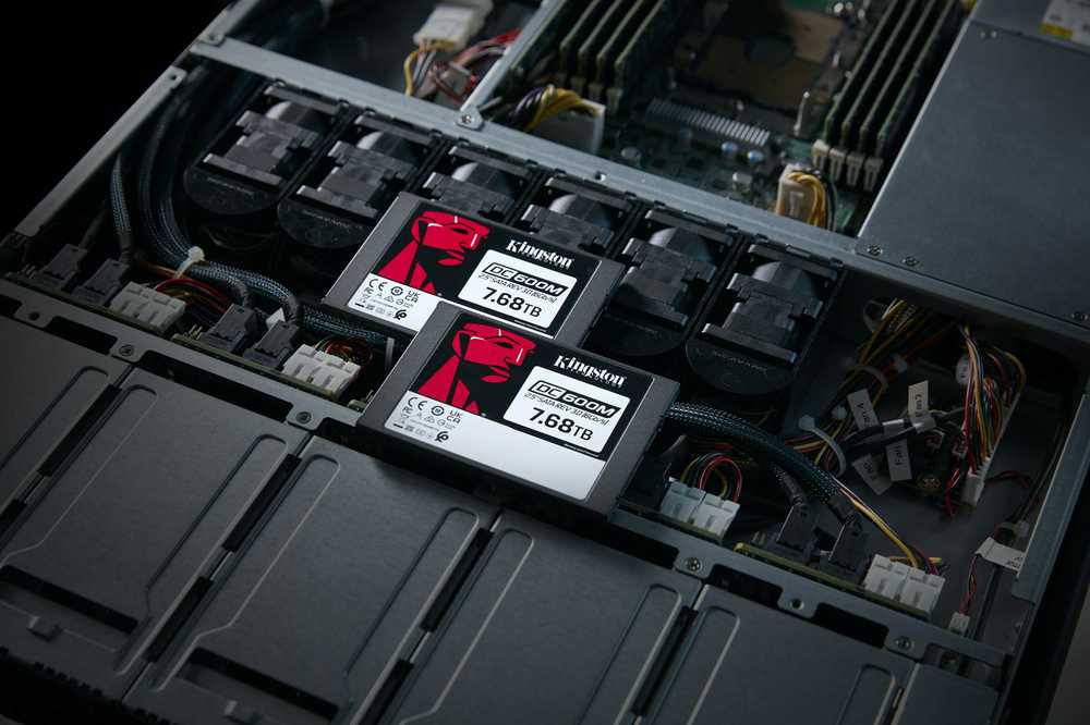 KINGSTON 7,68 TB DC600M 2,5 colio SATA3 mišraus naudojimo duomenų centro SSD, skirtas įmonių serveriams ir NAS (palaikomas „VMWare“)