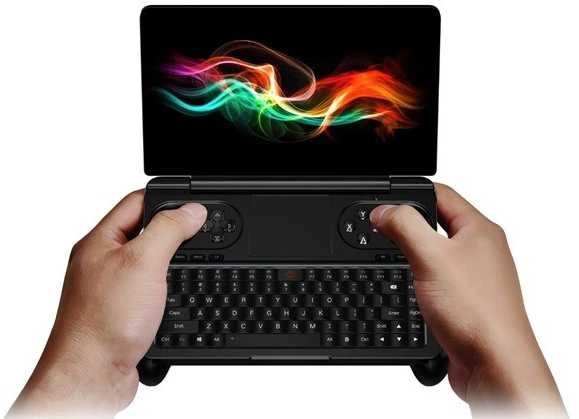 GPD WIN Mini nešiojamas kompiuteris rankose