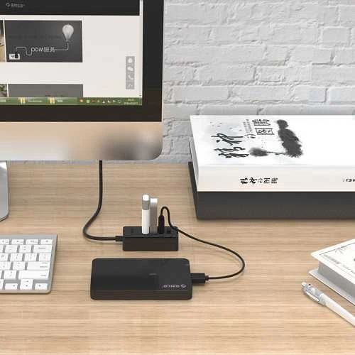 ORICO USB 3.0 šakotuvas su prijungtais įrenginiais