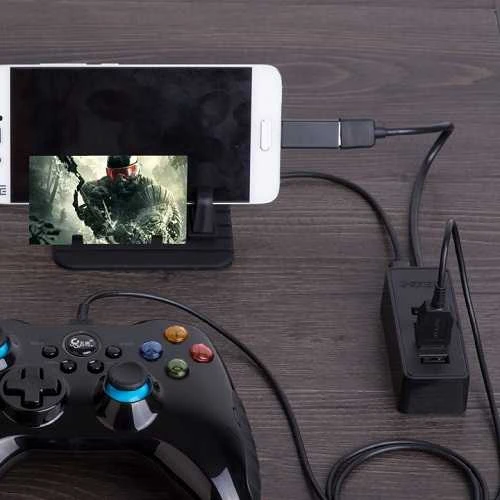 ORICO USB šakotuvas su prijungtu telefonu ir žaidimų pulteliu