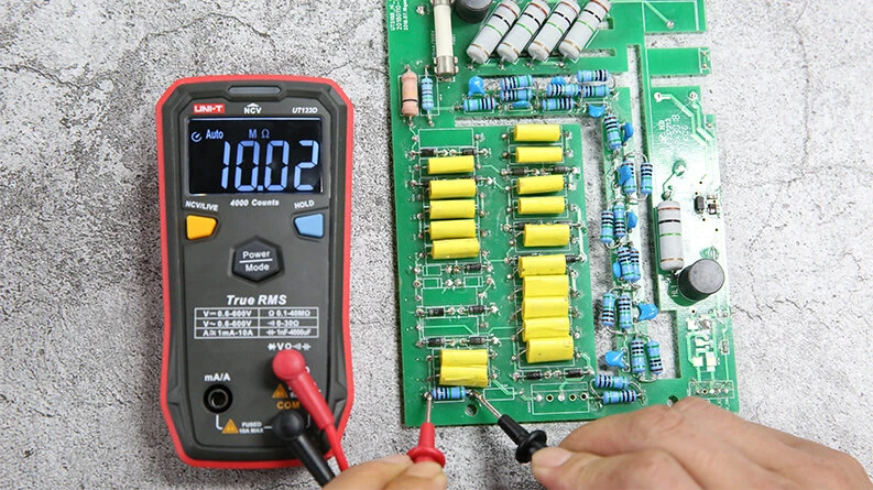 Skaitmeninis multimetras klavišinis 600V AC/DC, 10A AC/DC, NCV, 40MOm, 4000uF, -40-300C, 4000, CAT III 600V, UNI-T