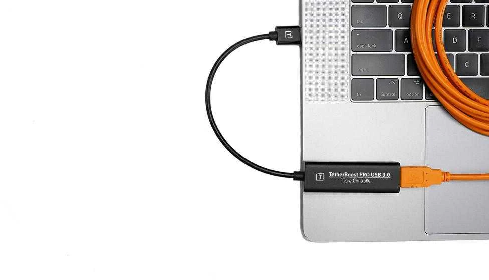Tether Boost Pro USB 3.0 valdiklis prijungtas prie kompiuterio