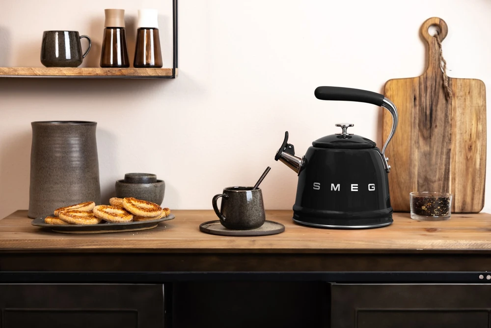 Retro virdulys Smeg WKF01BL