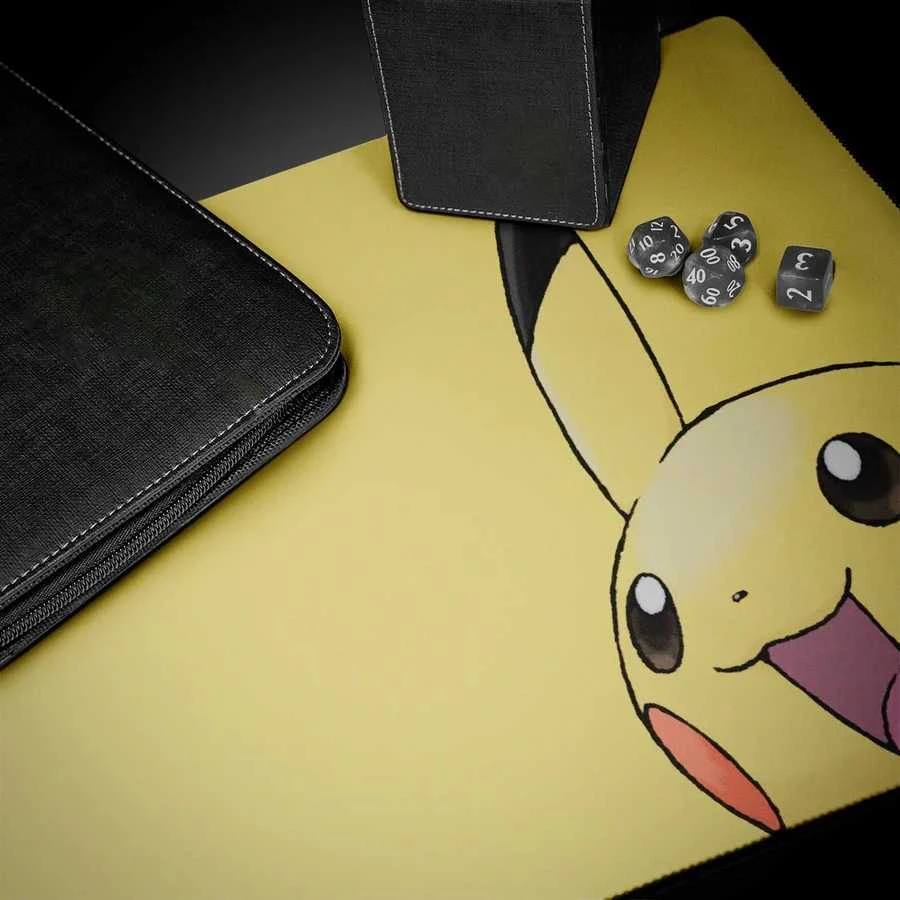 Žaidimų kilimėlis - Pokémon Pikachu TCG žaidimų kilimėlis (Ultra PRO, 23 7/8 × 13 1/2 colių, neslystantis)