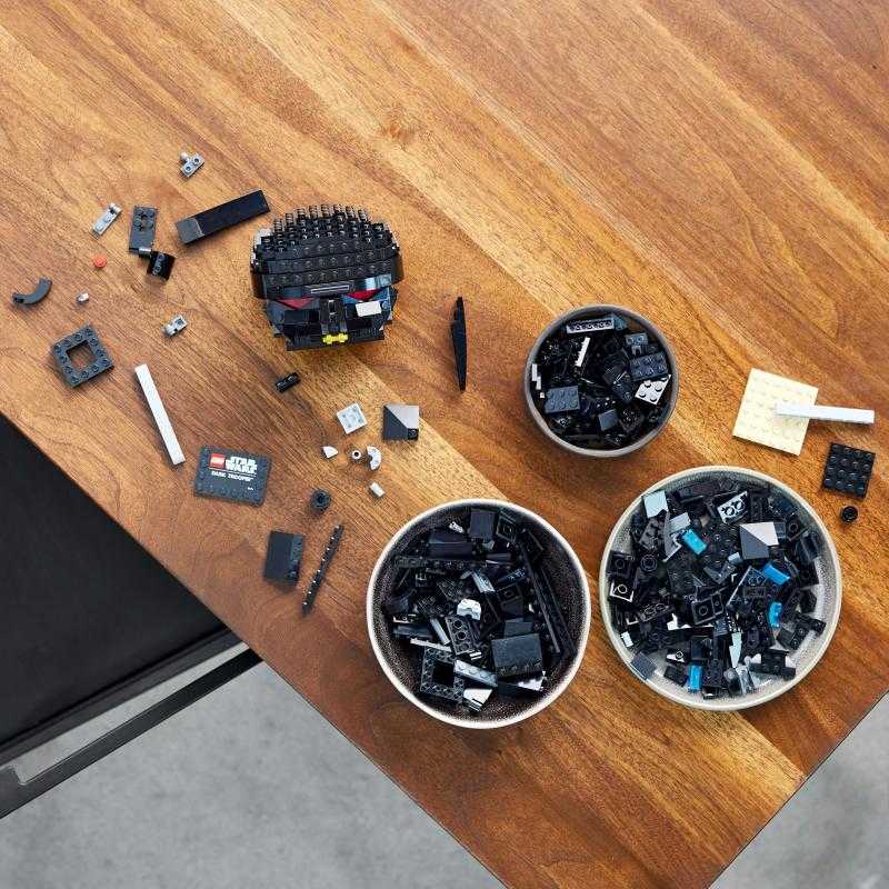 LEGO® Star Wars Tamsiojo kario™ šalmas (75343)