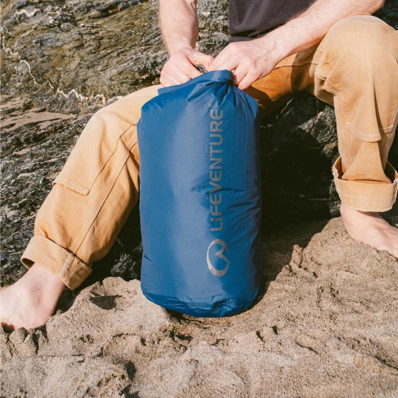 Lifesystems Sauskrepšys Lifeventure Stormlight DryBag 15l - Tamsiai mėlyna