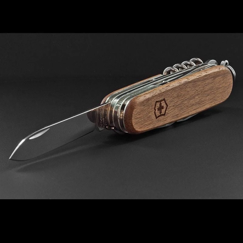 Victorinox Huntsman su atlenktais ašmenimis ir medine rankena